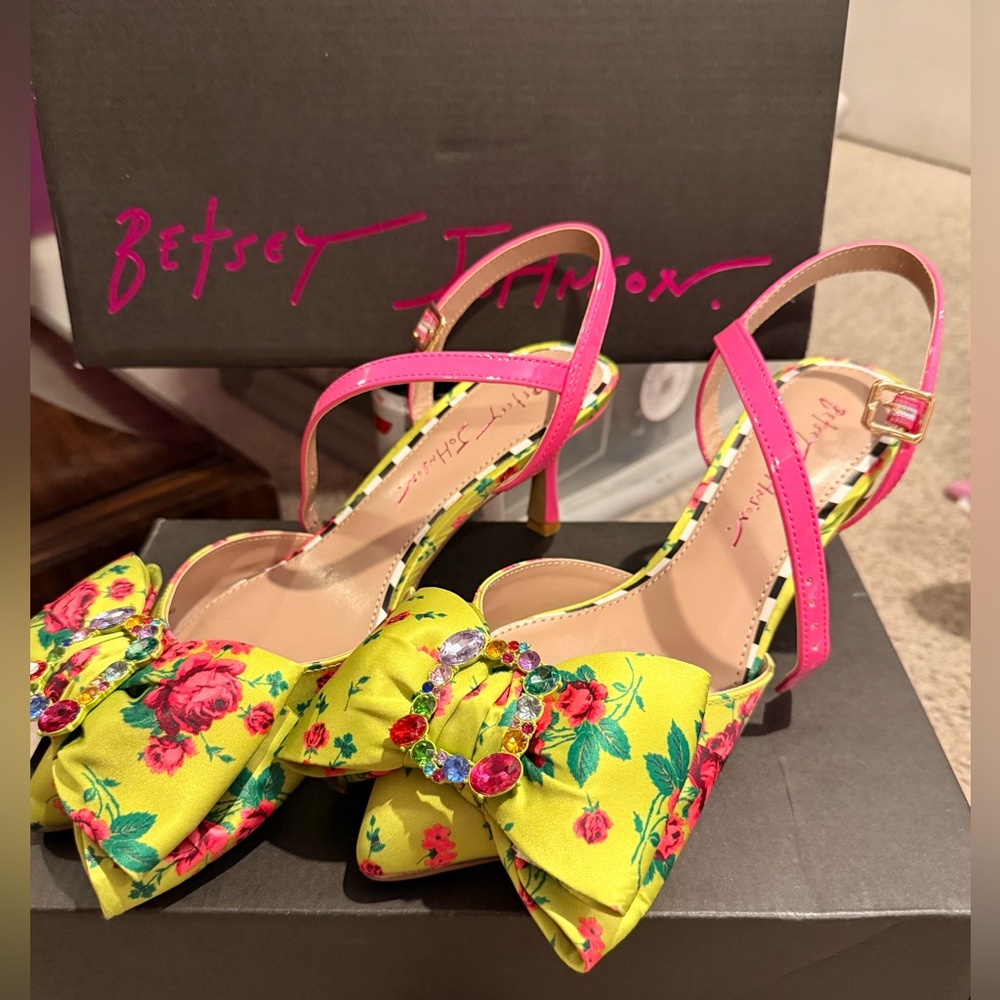 NIB Betsey Johnson Emely Sandal